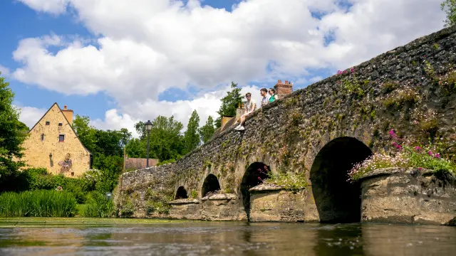 Promeneurs sur le pont à Asnières-sur-Vègre