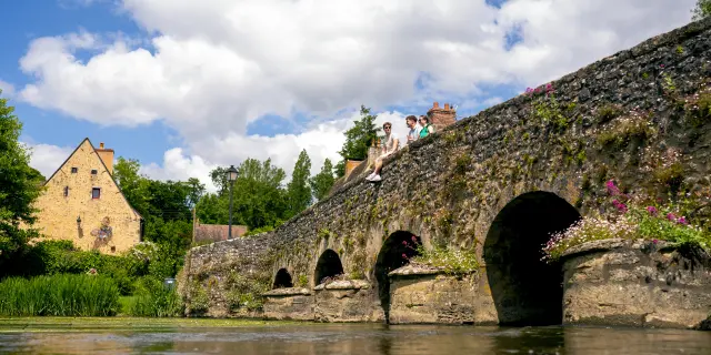 Promeneurs sur le pont à Asnières-sur-Vègre