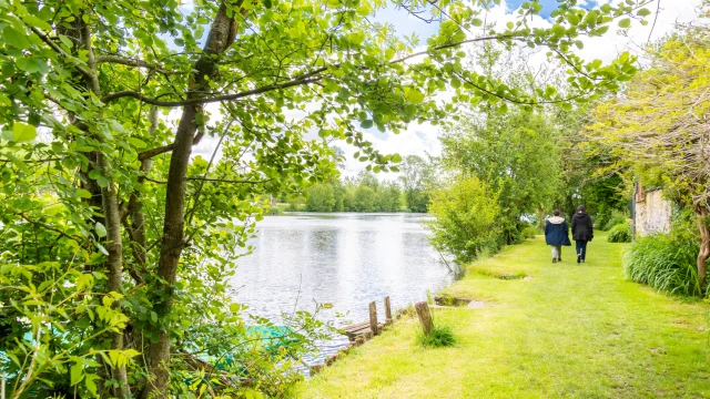 2 randonneurs le long de la rivière