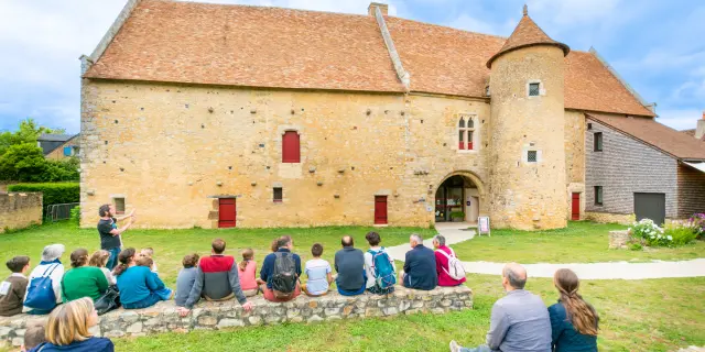 Façade du Manoir de la Cour à Asnières-sur-Vègre