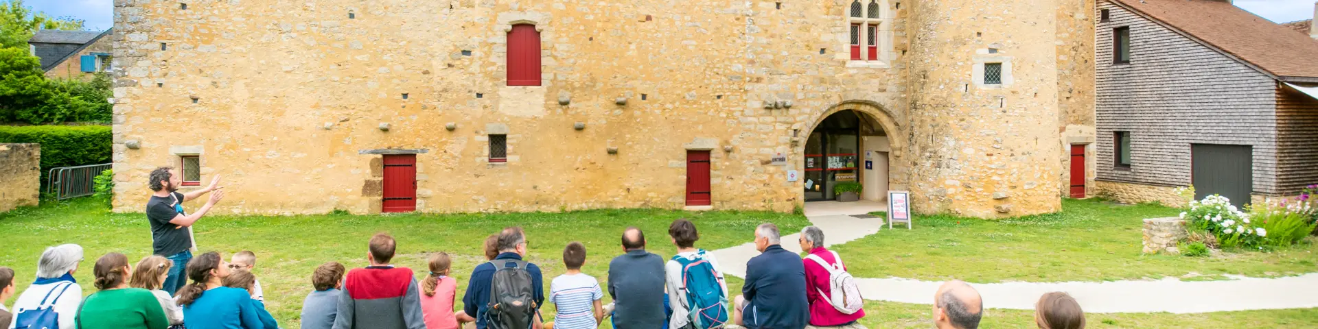 Façade du Manoir de la Cour à Asnières-sur-Vègre
