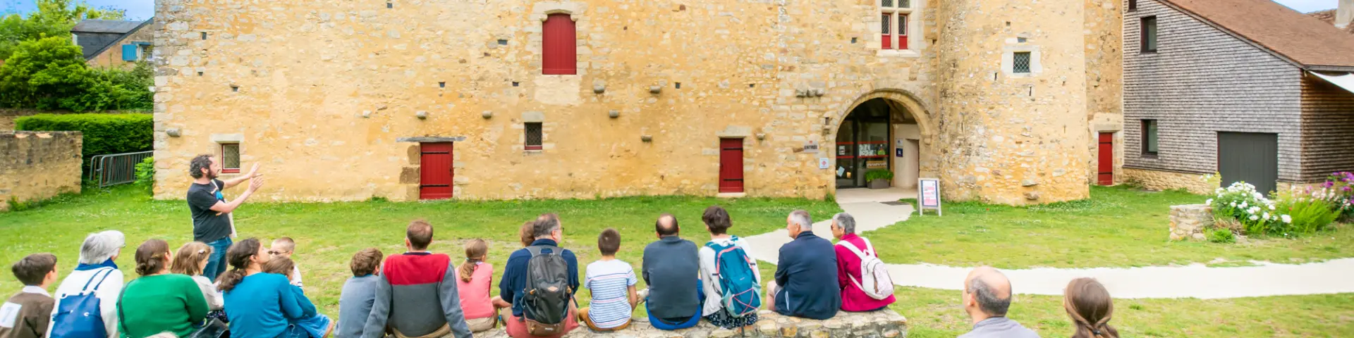 Façade du Manoir de la Cour à Asnières-sur-Vègre