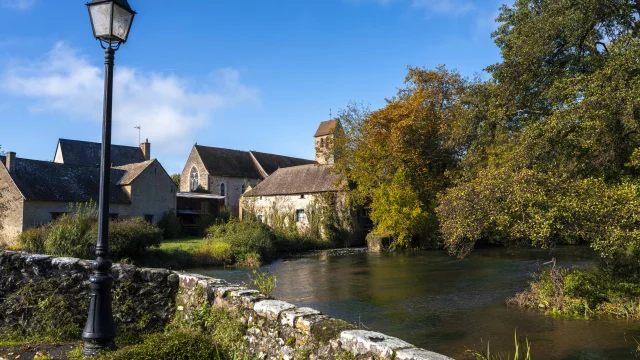 Pont d'Asnières-sur-Vègre automnal