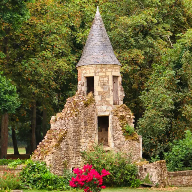 Joli monument dans le parc du château de Pescheseul à Avoise