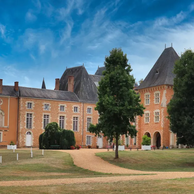 Château de Pescheseul à Avoise vu du parc.