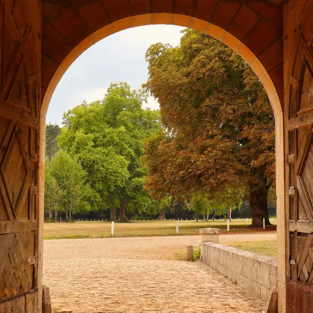 Grande porte au château de Pescheseul à Avoise