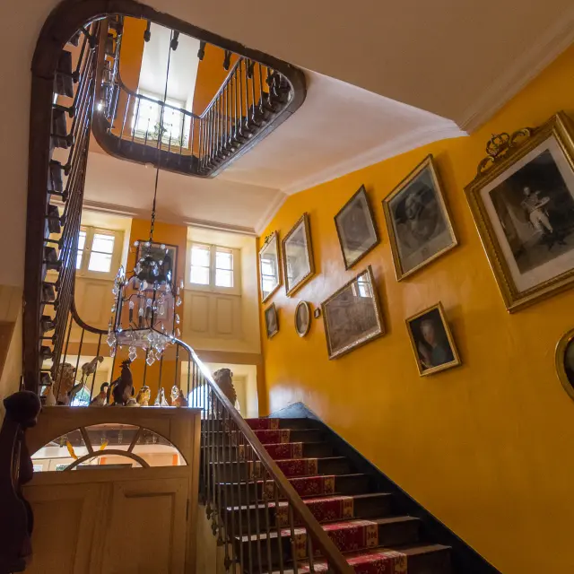 Cage d'escalier du château de Dobert à Avoise