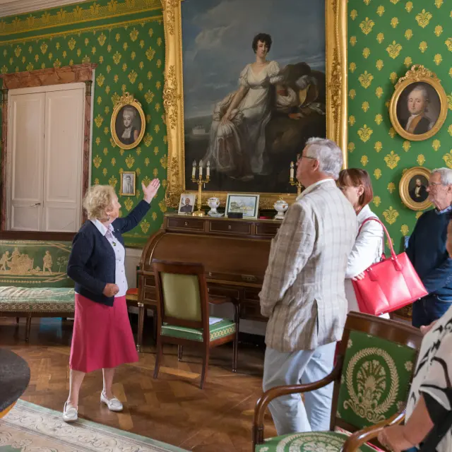 Visite guidée du salon du château de Dobert à Avoise par Hélène Du Peyroux, la propriétaire.