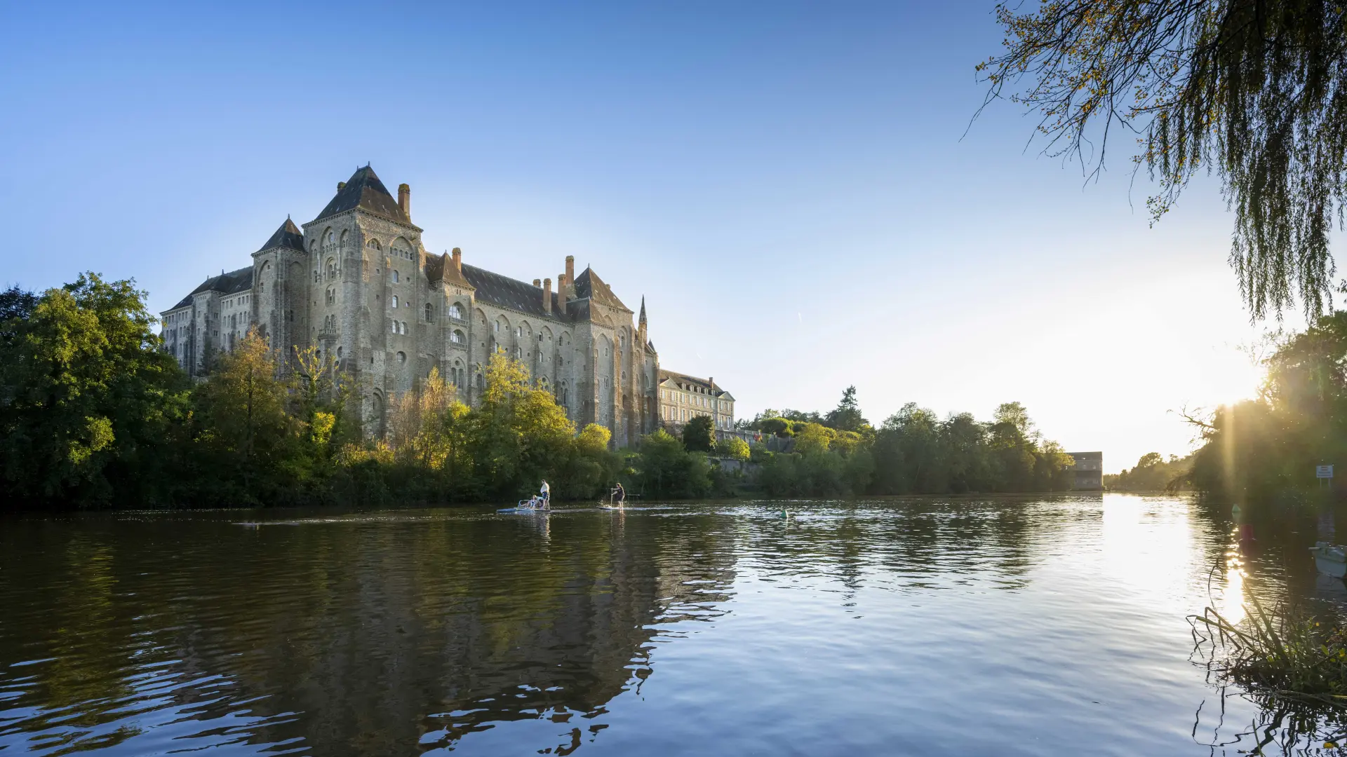 Abbaye de Solesmes vue de la Sarthe