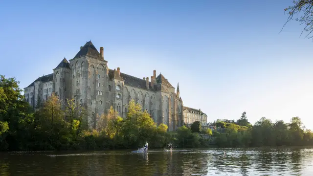 Abbaye de Solesmes vue de la Sarthe