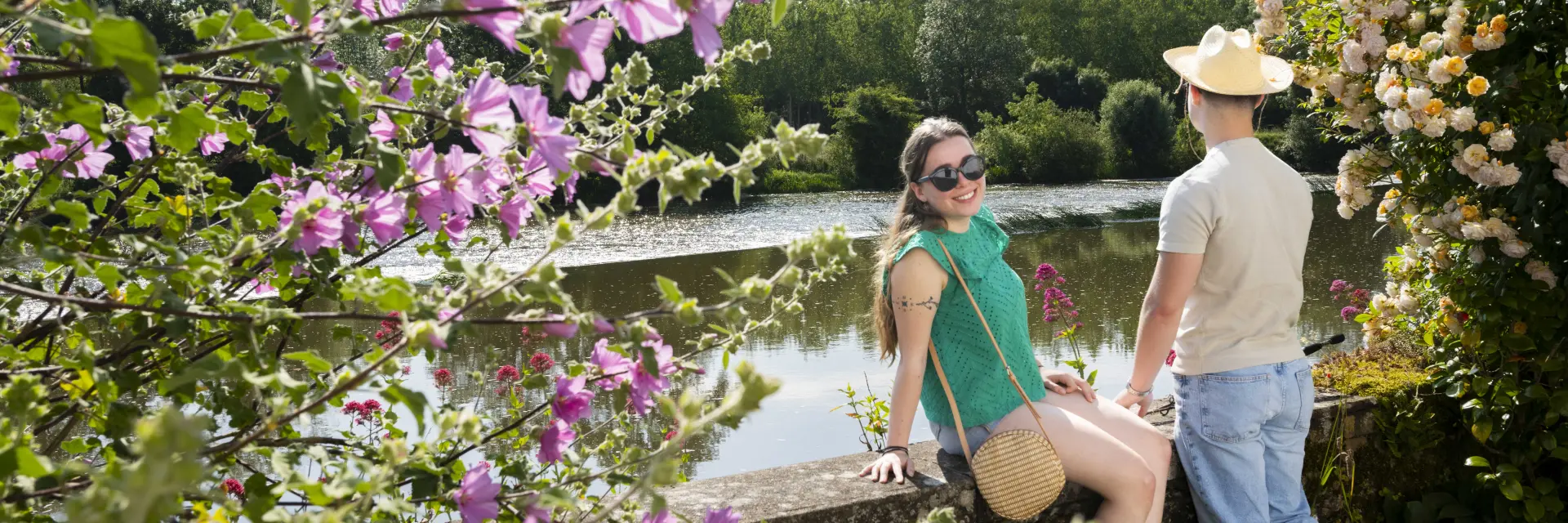 Un couple au bord de la Sarthe à Parcé-sur-Sarthe