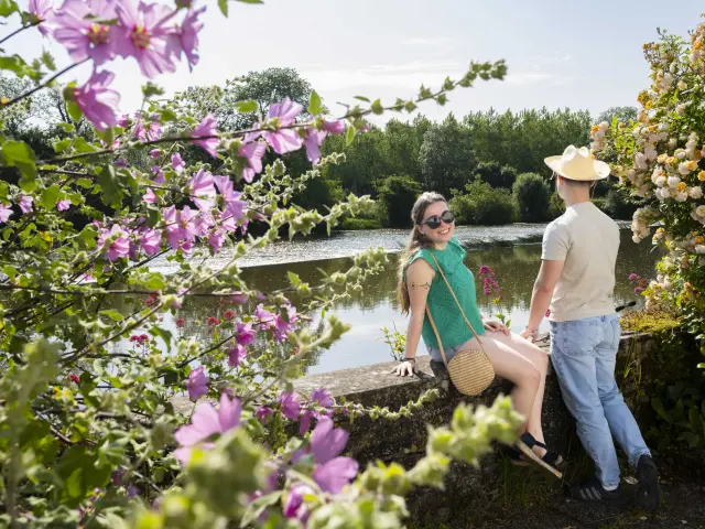 Un couple au bord de la Sarthe à Parcé-sur-Sarthe