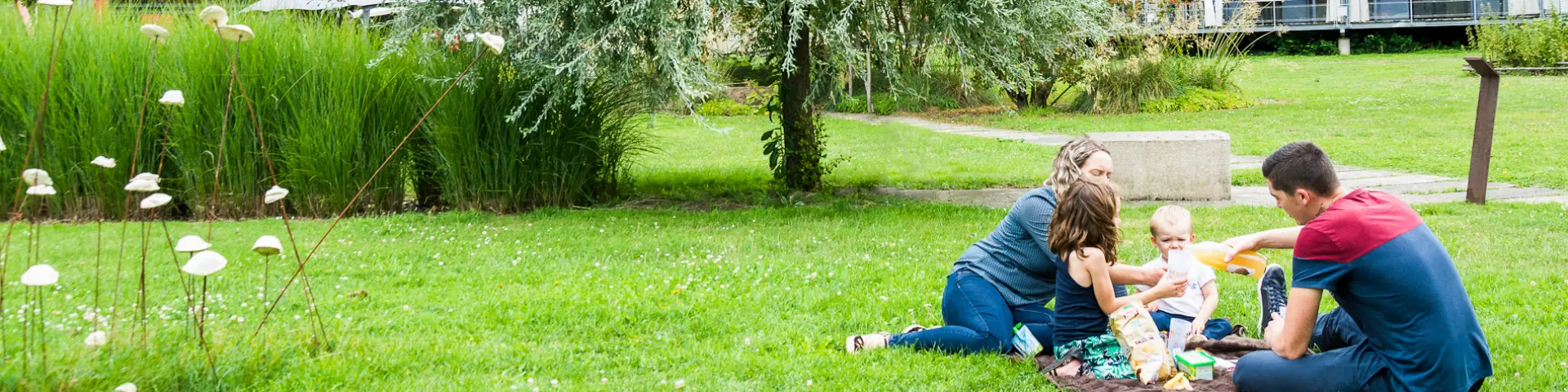 Pique nique en famille sur l'Île MoulinSart à Fillé