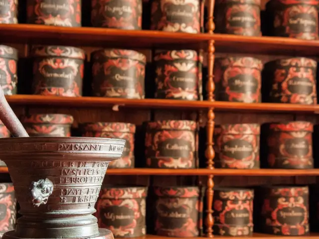 Apothicairerie├® Stevan Lira8 Large 1