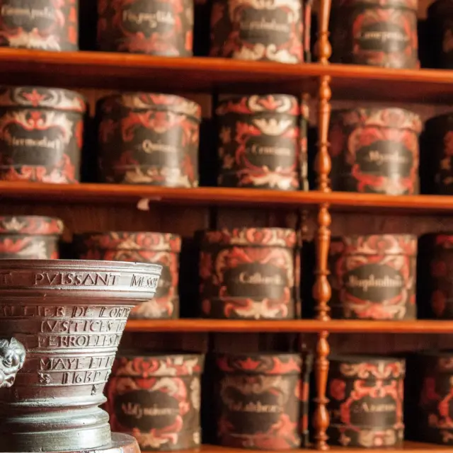 Apothicairerie├® Stevan Lira8 Large 1