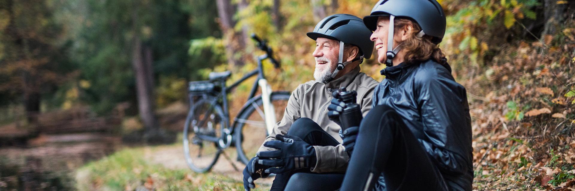 Couple vélo forêt nature