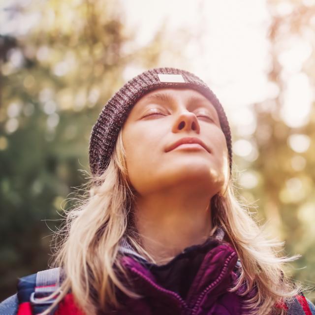 Femme respirant en pleine nature