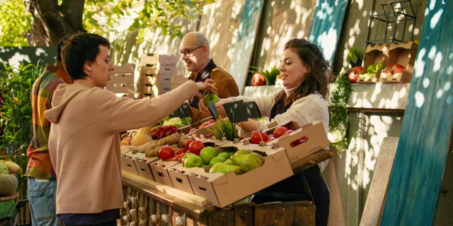 Joven vendedor da muestras gratuitas de Apple a los clientes 1