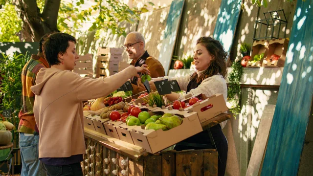 Joven vendedor da muestras gratuitas de Apple a los clientes 1