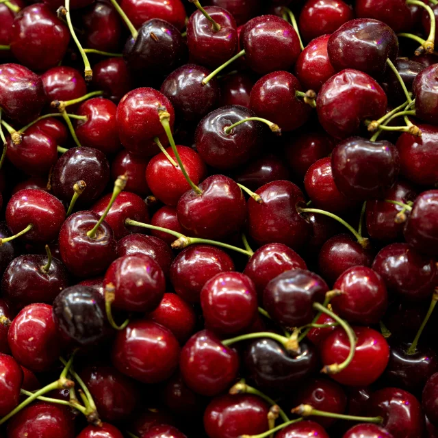 Vista superior de deliciosos arreglos de cerezas 1 1