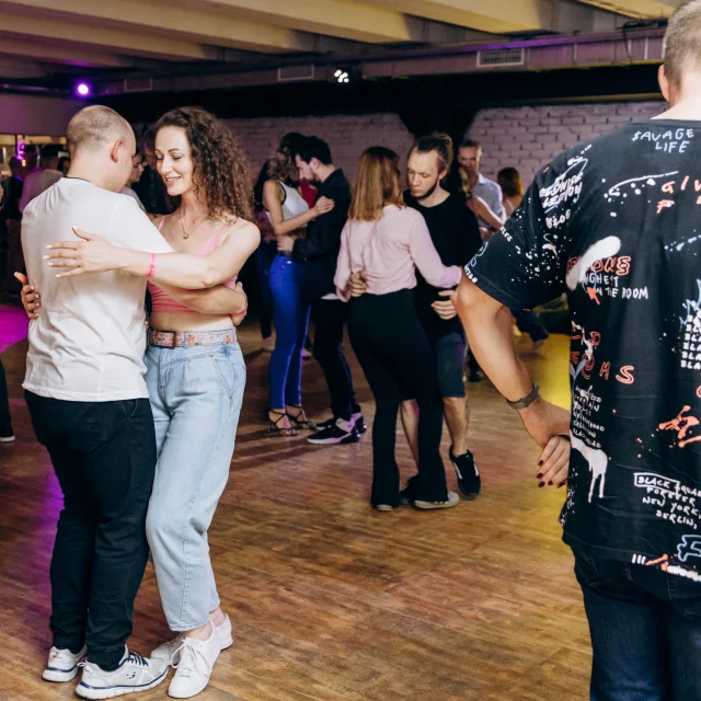 kharkiv-ukraine-110923-un-homme-et-une-fille-dansent-de-la-bachata-sur-la-piste-de-danse.jpg