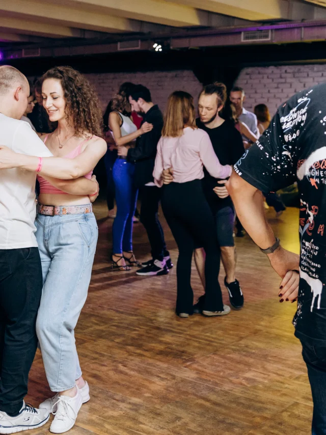 kharkiv-ukraine-110923-un-homme-et-une-fille-dansent-de-la-bachata-sur-la-piste-de-danse.jpg