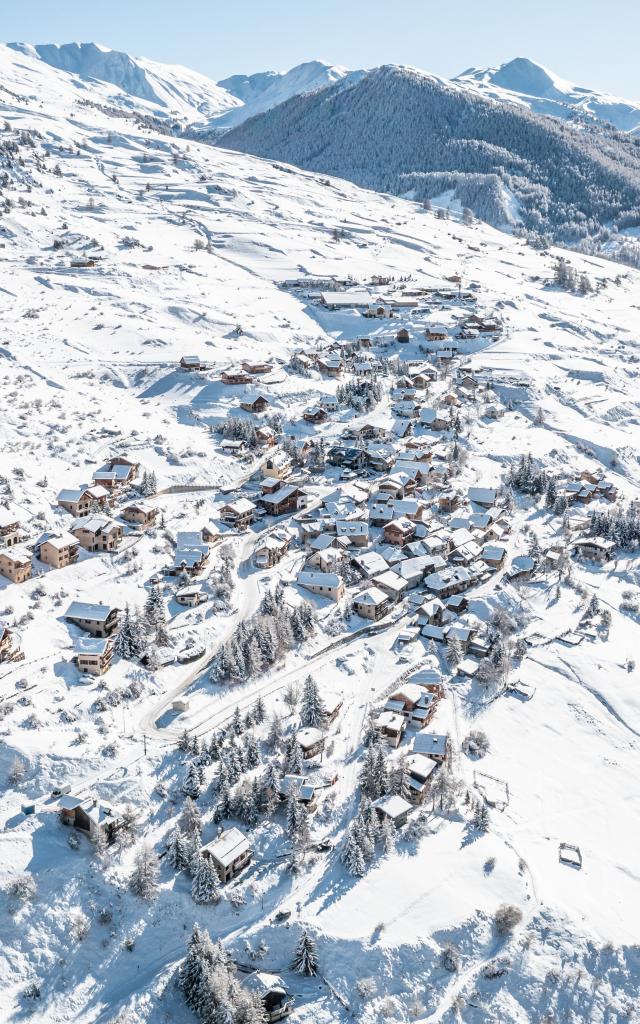 Vue Aérienne de Vars Sainte Catherine sous la neige