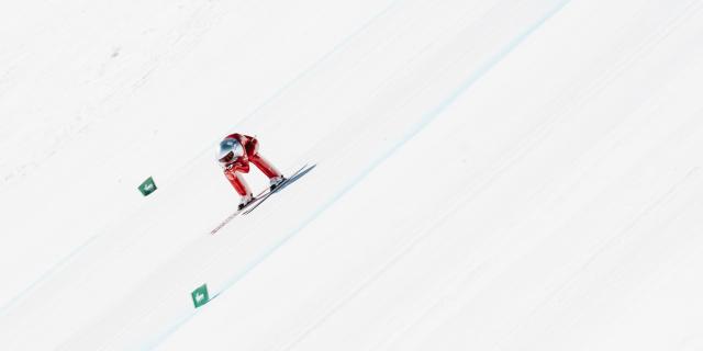 Simon Billy, skieur français le plus rapide, en run sur la piste de ski de vitesse de Vars