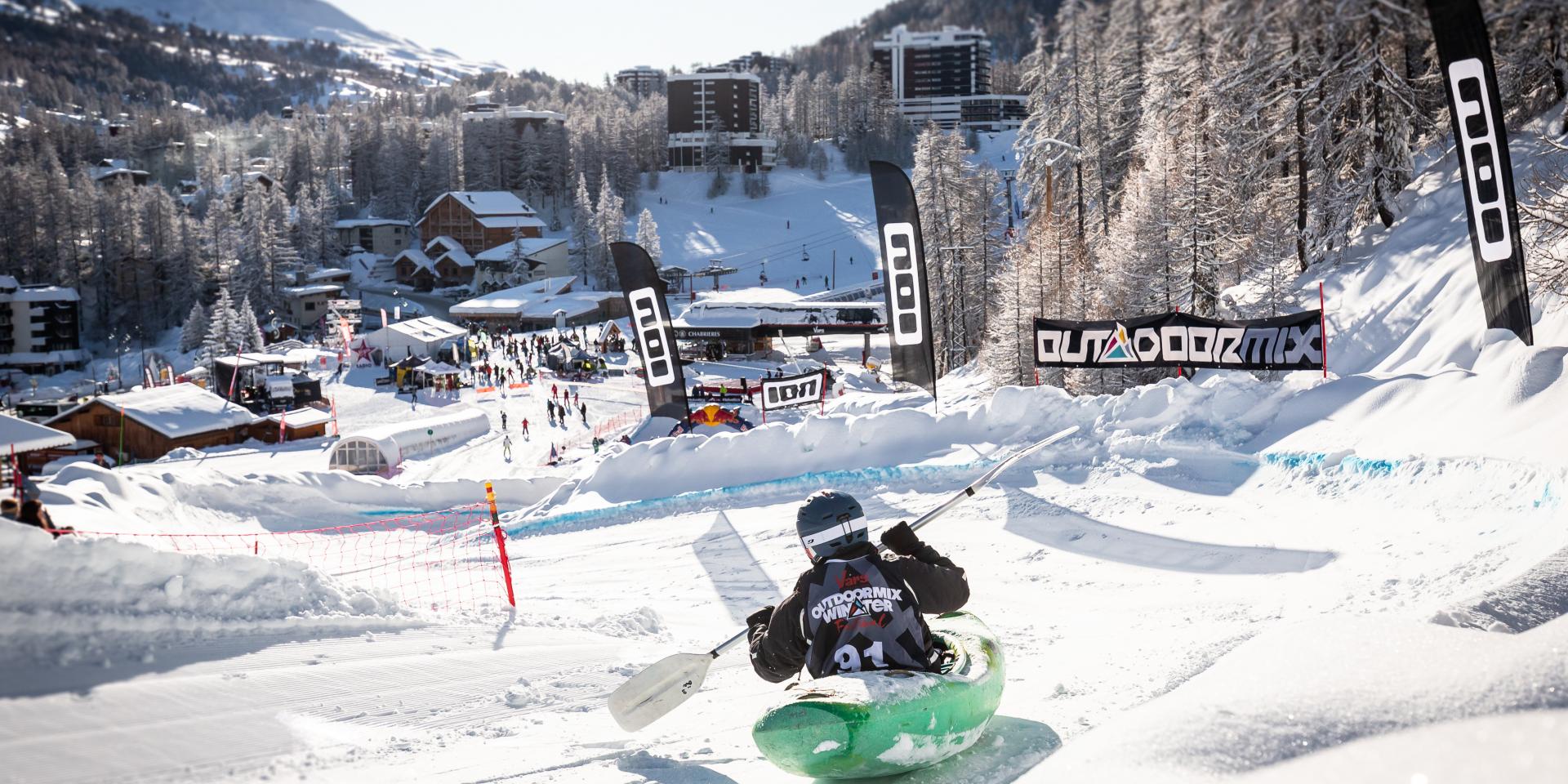Kayak sur neige lors de l'Outdoormix Winter Festival