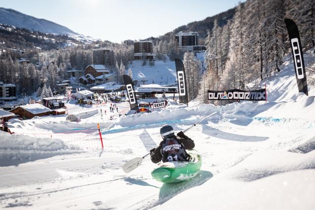 Kayak sur neige lors de l'Outdoormix Winter Festival