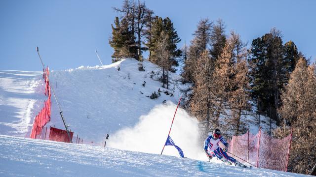 Une partie du groupe technique de l'équipe de France de ski alpin à l'entrainement sur le stade de l'Ubac à Vars.