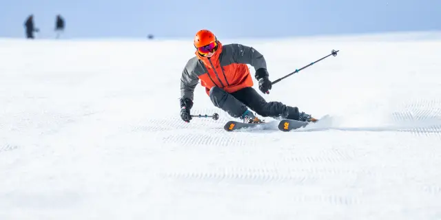 Personne faisant du ski de Piste à Vars