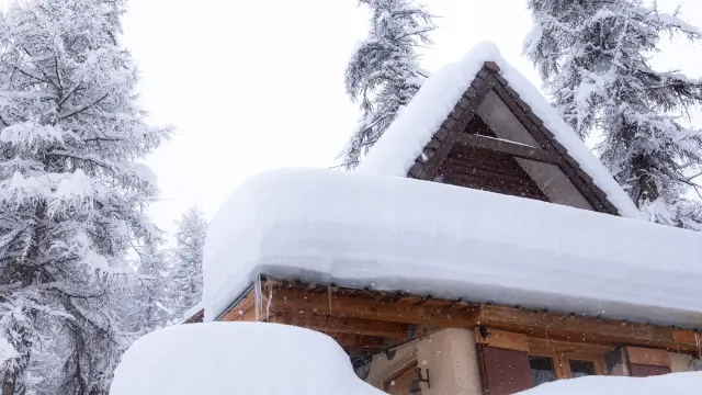Chalet à Vars recouvert d'une épaisse couche de neige