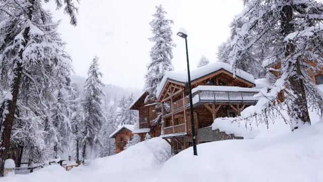 Chalet à Vars recouvert d'une épaisse couche de neige