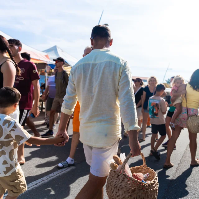 Le matin en famille au marché