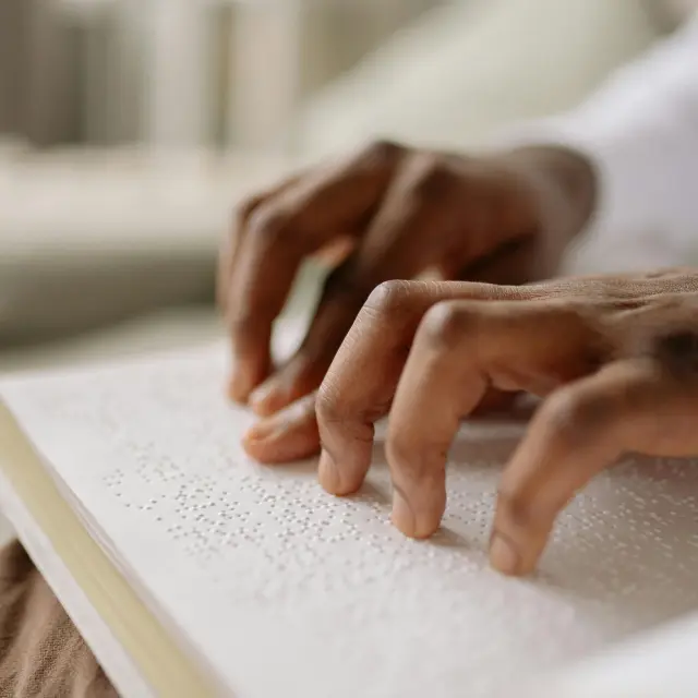 Un livret en braille est disponible à l'accueil.