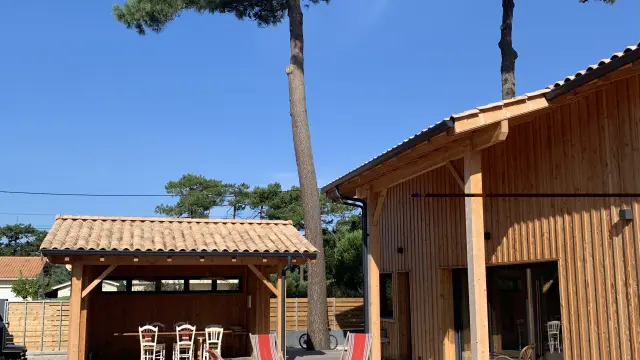 Jolie maison de vacances en bois, au bord de l'océan, sous le soleil et les pins