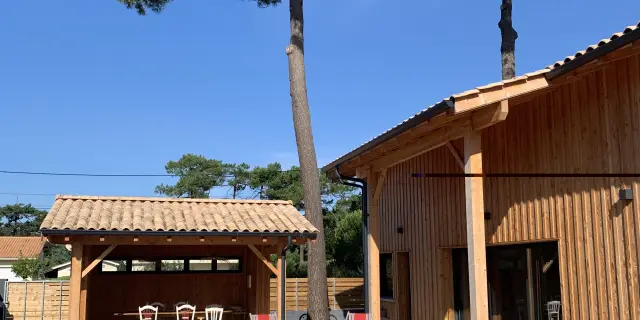 Jolie maison de vacances en bois, au bord de l'océan, sous le soleil et les pins
