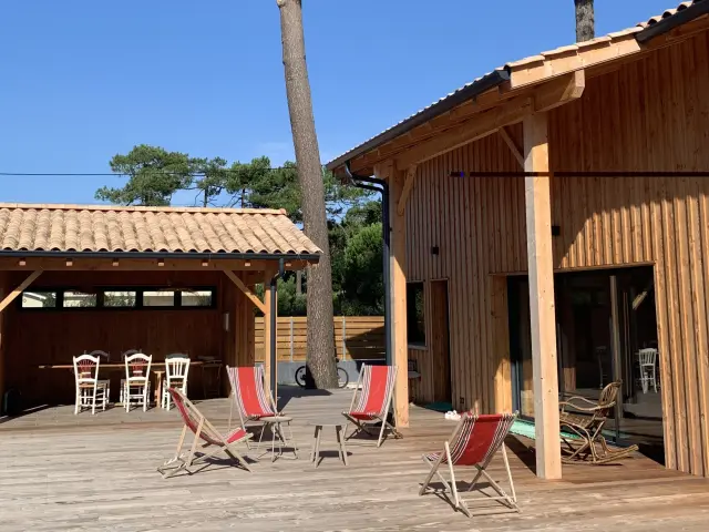 Jolie maison de vacances en bois, au bord de l'océan, sous le soleil et les pins