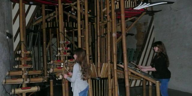 Des personnes jouent des instruments de musique dans la Nef musicale de Musikenfête
