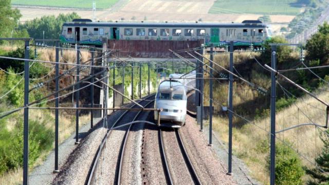 Le TGV passe en dessous du TTVL à Varennes