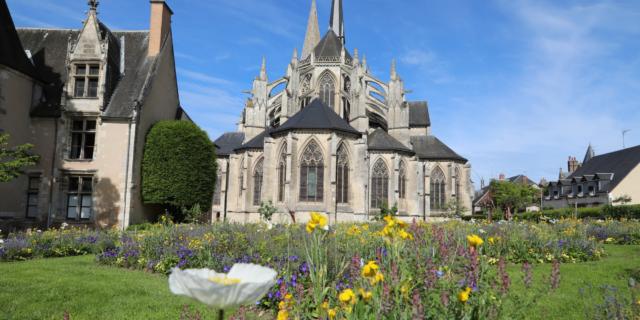 Chevet de l'Abbatiale de la Trinité à Vendôme avec au premier plan des fleurs
