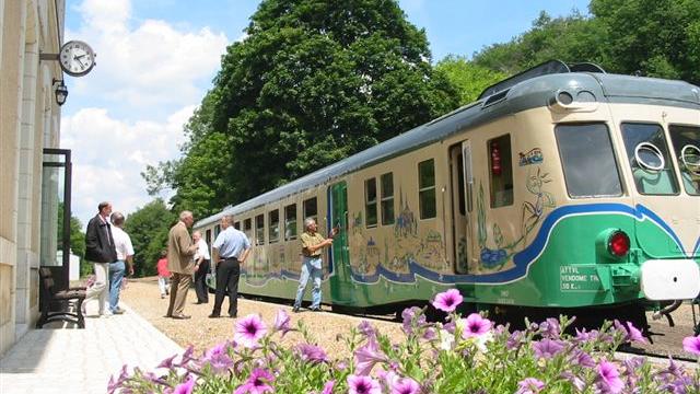 Train touristique à quai en gare de Thoré-la-Rochette