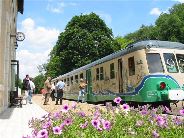 Train touristique à quai en gare de Thoré-la-Rochette