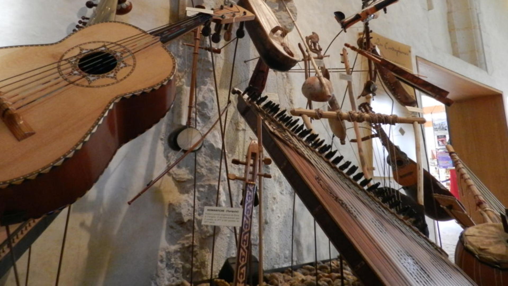 Panel d'instruments à cordes dans le musée Musikenfête