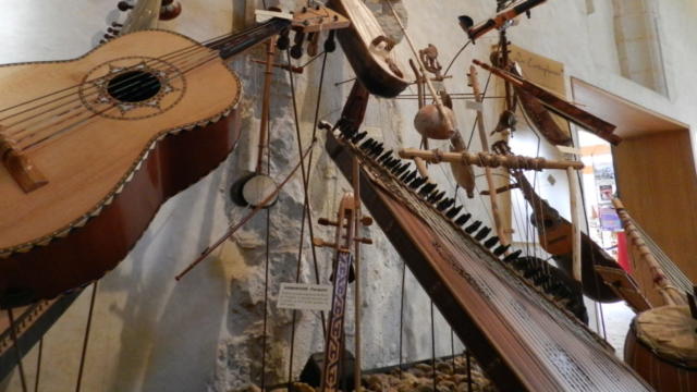Panel d'instruments à cordes dans le musée Musikenfête
