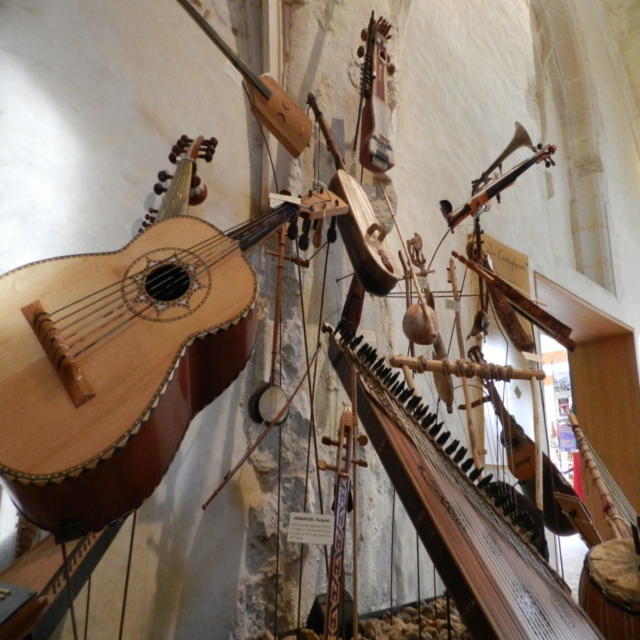 Panel d'instruments à cordes dans le musée Musikenfête