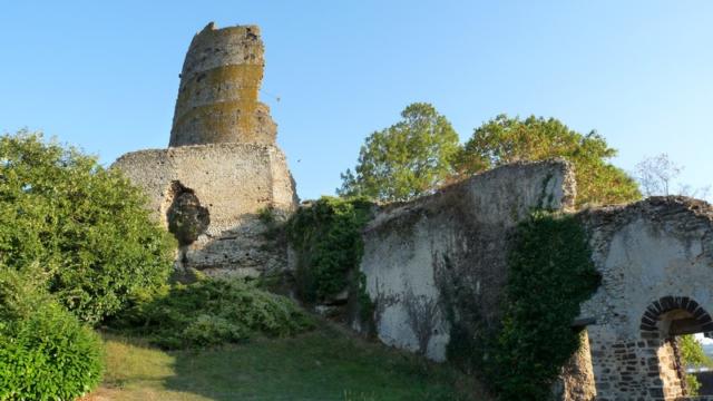 Vue d'ensemble de la forteresse de Mondoubleau dans le Perche