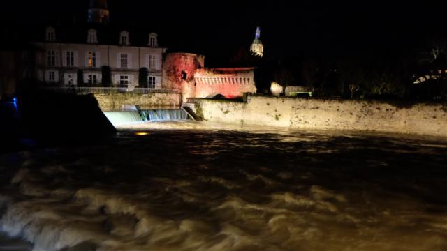 Porte d'eau en bord de Loir by night