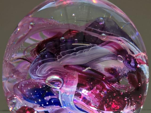 Boule lumineuse rose et bleu à la Verrerie des Coteaux à Loir-en-Vallée